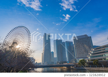 （神奈川縣）橫濱港未來運河公園和摩天大樓 121628912