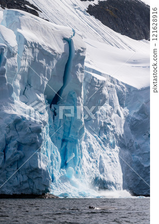 Ice calving in Antarctica 121628916