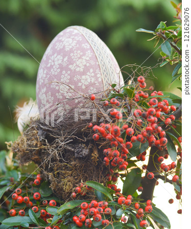 Decorative eggs in the nest 121629076