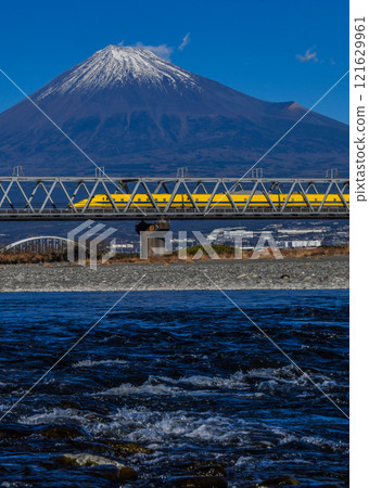 黃博士走近富士河大橋，俯瞰白雪皚皚的富士山和富士河 121629961