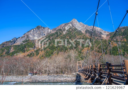 A collaborative scene of Mt. Myojin and the suspension bridge against the blue sky 121629967
