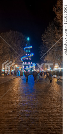 New Year tree on the central street of the city. Night Odessa 2025, a New Year tree is installed on Deribasovskaya street. New Year tree on the central street of the city. Night Odessa 2025, a New Year tree is installed on Deribasovskaya street. 121630502