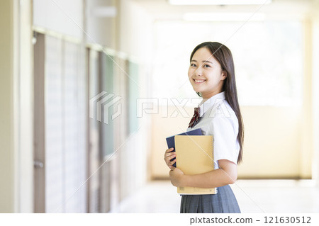 看著相機的高中女孩肖像 看著相機的高中女孩肖像 121630512