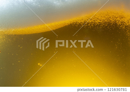 將冰鎮啤酒倒入玻璃杯中出現氣泡的場景 121630781