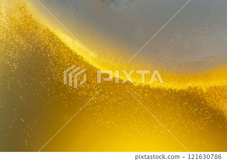 將冰鎮啤酒倒入玻璃杯中出現氣泡的場景 121630786