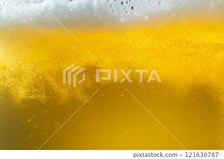將冰鎮啤酒倒入玻璃杯中出現氣泡的場景 121630787