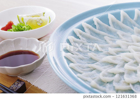 美味的河豚生魚片拼盤 美味的河豚生魚片拼盤 121631368