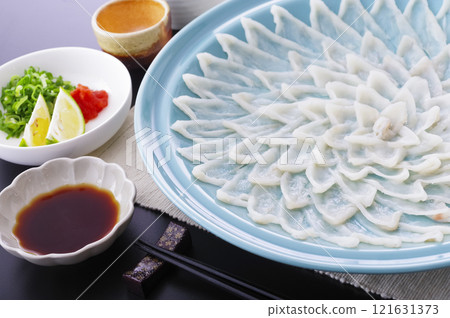 美味的河豚生魚片拼盤 121631373