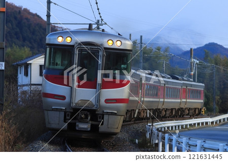 為了容納大量乘客，Kiha 189 系列特快濱風列車採用 6 輛編組列車運行。 121631445