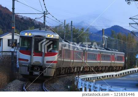 為了容納大量乘客，Kiha 189 系列特快濱風列車採用 6 輛編組列車運行。 121631446
