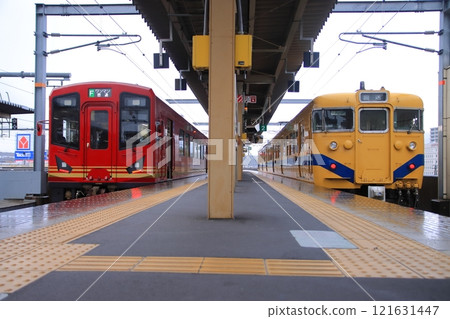 113系列列車(轉載福知山色)與KTR300系列柴油列車在福知山站相遇_攝於2024年12月14日 113系列列車(轉載福知山色)與KTR300系列柴油列車在福知山站相遇_攝於2024年12月14日 121631447