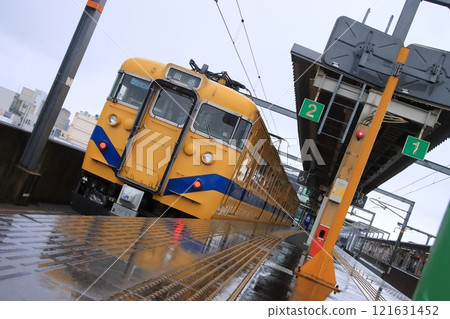 113 series train (reprinted Fukuchiyama color) parked at JR Fukuchiyama Station_Photo taken on December 14, 2024 121631452