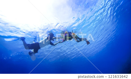 沖繩縣渡嘉敷島的水下攝影，與父母和孩子們手牽著手，觀察熱帶魚 121631642