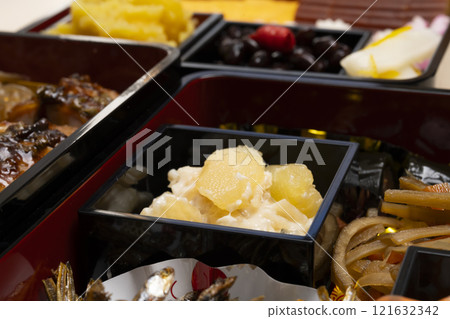 用筷子將禦節料理裝入重箱中。 121632342