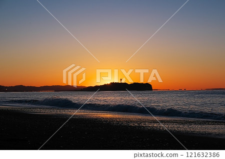 The silhouette of Enoshima just before sunrise as seen from the coast of Shiomidai, Chigasaki 121632386