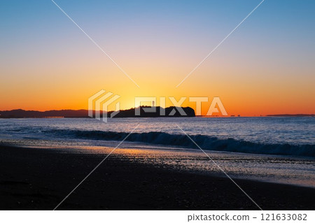 日出前的江之島輪廓和日出的漸變 日出前的江之島輪廓和日出的漸變 121633082