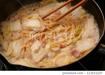 Creamy pasta with Chinese cabbage and bacon 121633207
