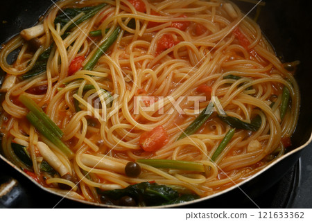 Tomato pasta with mushrooms and spinach 121633362
