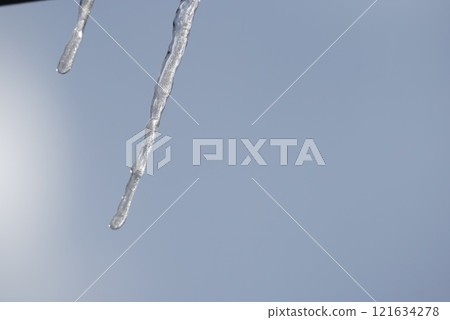 冬天早晨屋頂上的冰柱 冬天早晨屋頂上的冰柱 121634278