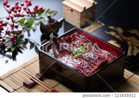 Grilled eel, plump and glossy domestic eel on rice 121635012