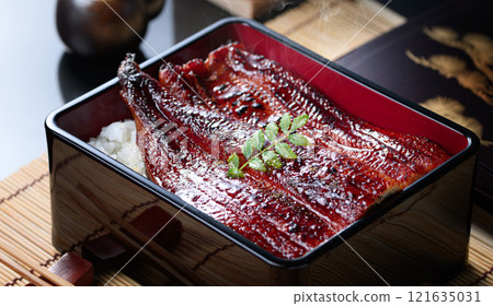 Grilled eel, plump and glossy domestic eel on rice 121635031