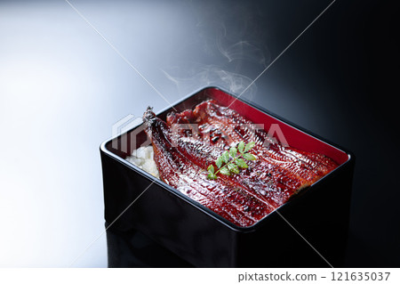 香氣撲鼻的烤鰻魚蒸氣和光亮奢華的鰻魚 121635037
