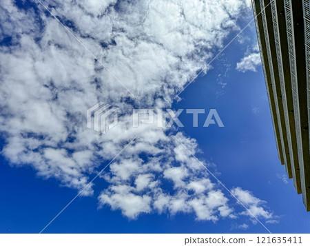 建築物和雲朵~城市的天空~ 建築物和雲朵~城市的天空~ 121635411