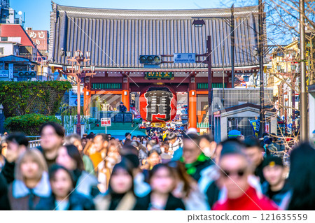 日本元旦的東京城市景觀。淺草寺慶祝新年。威脅人群 = 2020 年 1 月 1 日 日本元旦的東京城市景觀。淺草寺慶祝新年。威脅人群 = 2020 年 1 月 1 日 121635559