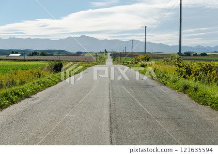 [富良野市東富岡，通往蘆別山的筆直道路] 121635594