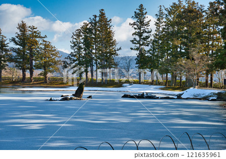 Motsuji Temple in winter, Oizumigaike Pond Motsuji Temple in winter, Oizumigaike Pond 121635961