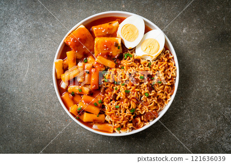 Korean instant noodles with Korean rice cake and fish cake and boiled egg 121636039