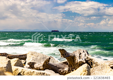 Aichi Prefecture, blue sea and sky as seen from Koijigahama Beach Aichi Prefecture, blue sea and sky as seen from Koijigahama Beach 121636465