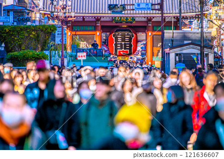 日本元旦的東京城市景觀。淺草寺慶祝新年。威脅人群 = 2020 年 1 月 1 日 121636607