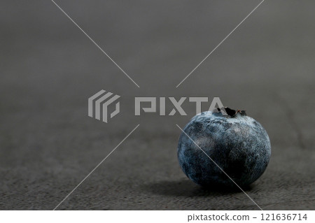 藍莓特寫鏡頭和深色背景 121636714