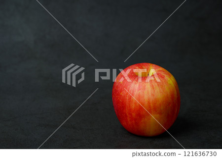 蘋果特寫呈現在深色背景上 121636730