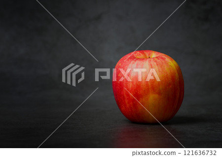 蘋果特寫呈現在深色背景上 121636732