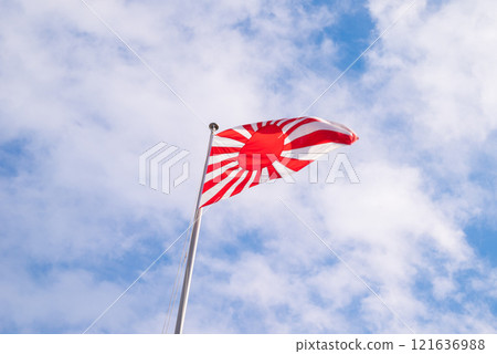 日本國旗升上藍天 121636988