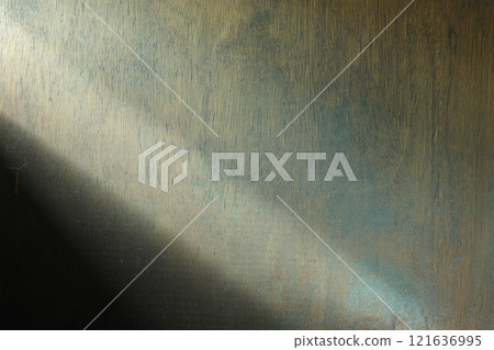 光線從左邊照進木牆 光線從左邊照進木牆 121636995