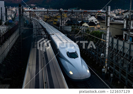 [京都] 日落後新幹線穿越城市 121637129