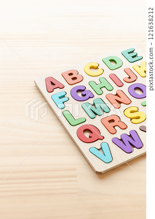 字母表教育玩具木質背景複製空間 字母表教育玩具木質背景複製空間 121638212