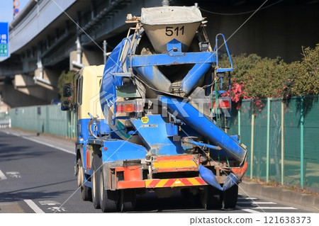 Agitator truck (concrete mixer truck) 121638373