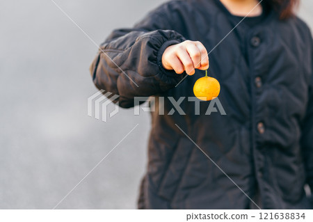 Hand of children with oranges 121638834