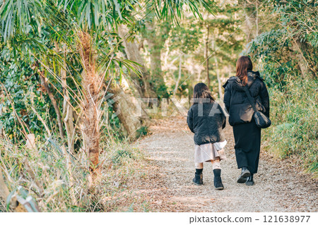 母親和孩子在冬季森林裡散步 121638977