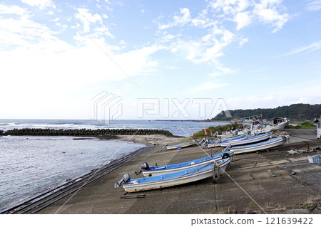 日本海沿岸小漁港的漁船 日本海沿岸小漁港的漁船 121639422