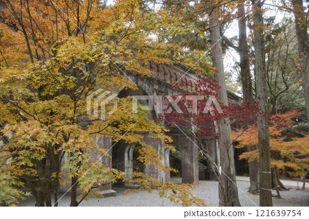 Suirokaku and autumn leaves combination 17 121639754
