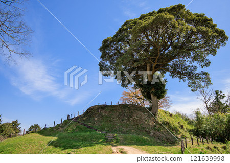 Gassan Toda Castle, Shimane Prefecture: Main citadel ruins (mountaintop) 121639998