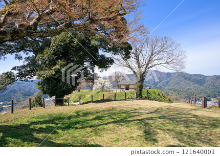 Gassan Toda Castle (Shimane Prefecture) The ruins of Ninomaru as seen from the ruins of Honmaru 121640001