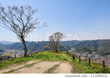 <島根縣>從西莊平眺望月山戶田城 121640012