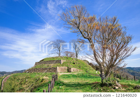 Gassan Toda Castle, Shimane Prefecture: View of the ruins of Sannomaru from Nishisodegahira 121640020