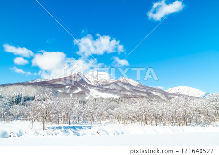 冬季陽光明媚的日子,從妙高高原的伊莫里池看到的妙高山(妙高市) 冬季陽光明媚的日子,從妙高高原的伊莫里池看到的妙高山(妙高市) 121640522